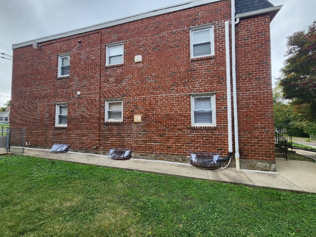 Building Photo - 711 E 24th St