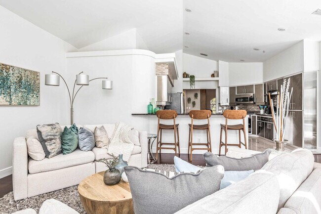 Building Photo - 10108 Lake Julia Cir