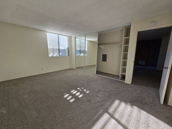 Foto del edificio - Discover this well-appointed 2-bedroom, 1.5-bath condo in San Diego