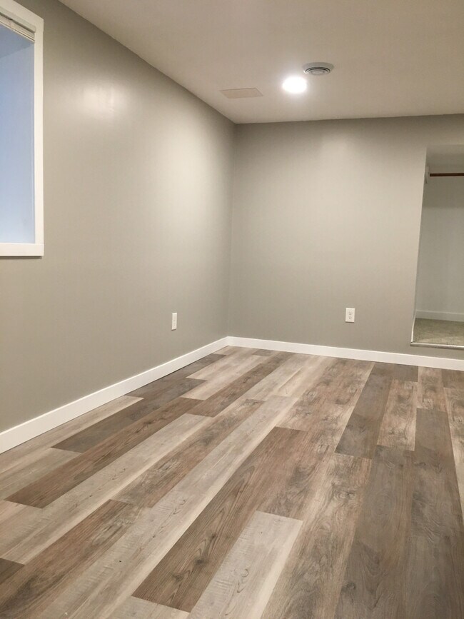 Building Photo - Maple Grove