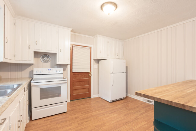 Building Photo - 8528 Sharonbrook Dr