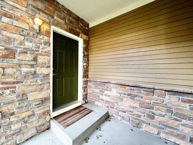 Building Photo - Spacious 2 Bed, 2 Bath Available Now – Com...