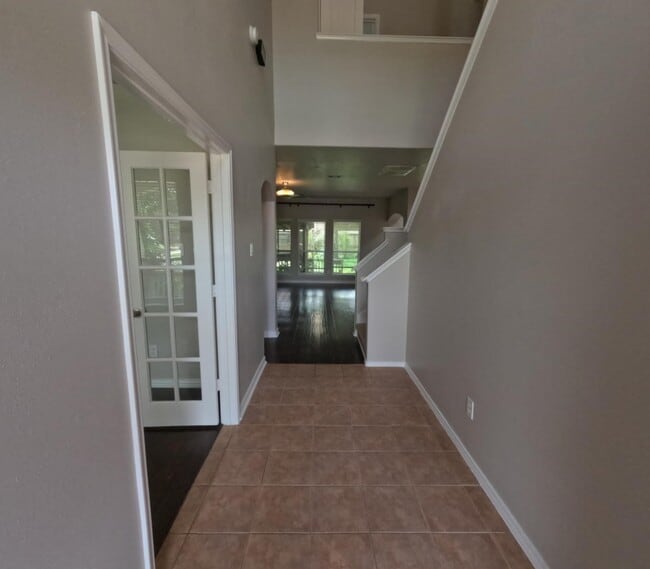 Building Photo - 2521 Saratoga Dr