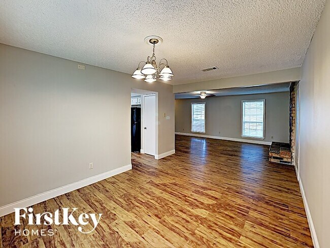 Foto del edificio - 4810 Glenvillage St