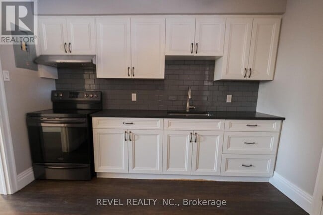 Building Photo - 4 Simcoe St N