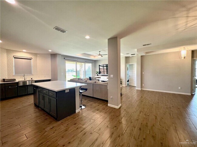 Foto del edificio - 5109 Lost Creek Ln