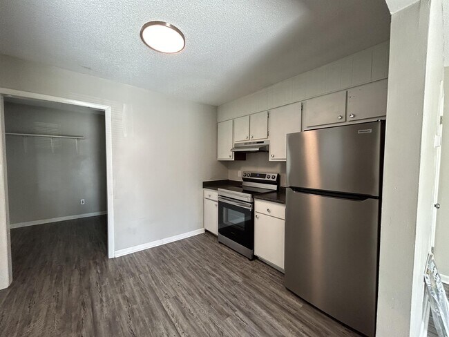 Building Photo - 215 Pointe S Dr