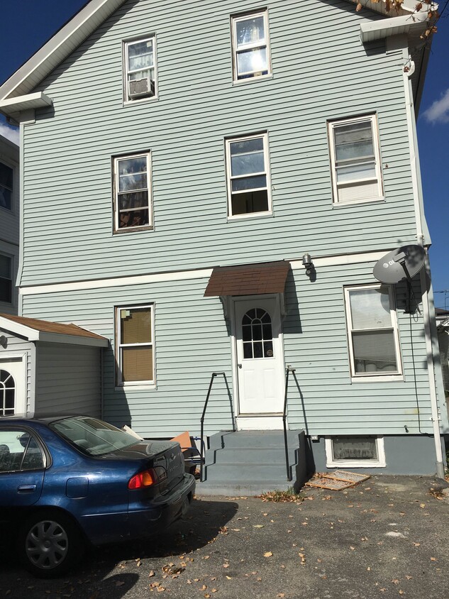 Building Photo - 433 Walcott St