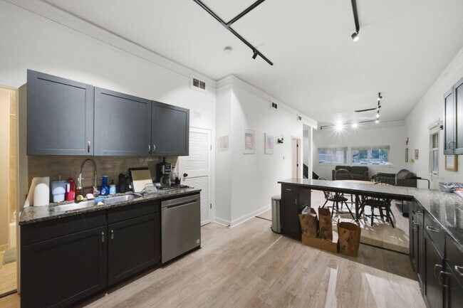 Foto del edificio - 2728 N Wilton Ave