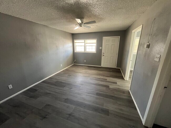 Foto del edificio - 2713 E 2nd St
