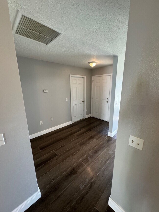 Building Photo - 375 Greenwich Ct