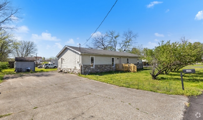 Building Photo - 600 Lincoln Dr