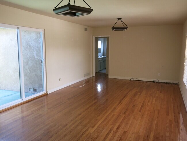 Foto del edificio - SDSU available AUGUST 2026 - 5 Bedrooms / 2 1/2  Bathrooms Large house in walking distance to SDS...