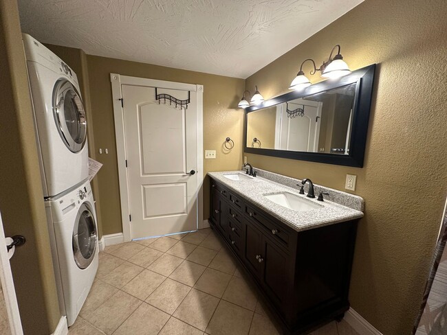 Building Photo - 3 bedroom duplex