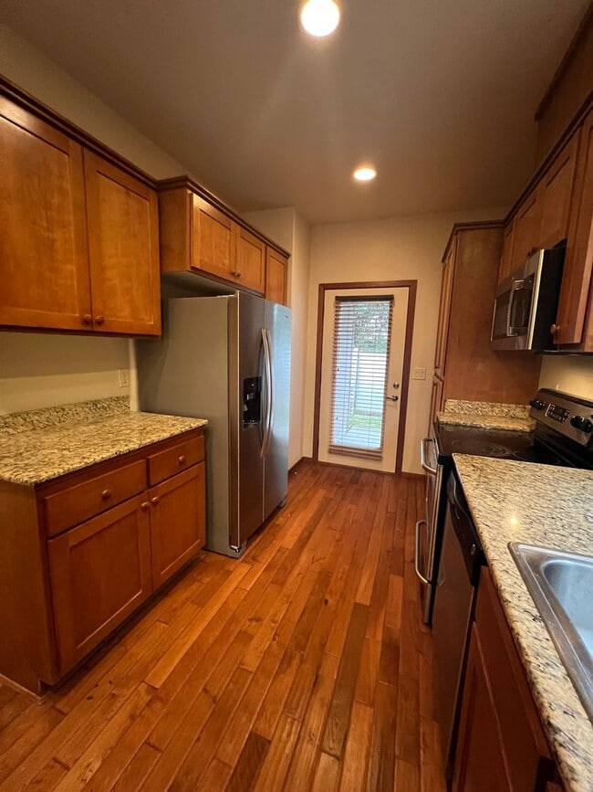 Foto del edificio - Three bedroom Townhome in Alderwood Townhomes Neighborhood