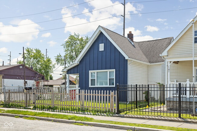 Building Photo - 413 E Caven St