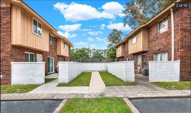 Foto del edificio - 100 Lewis Dr