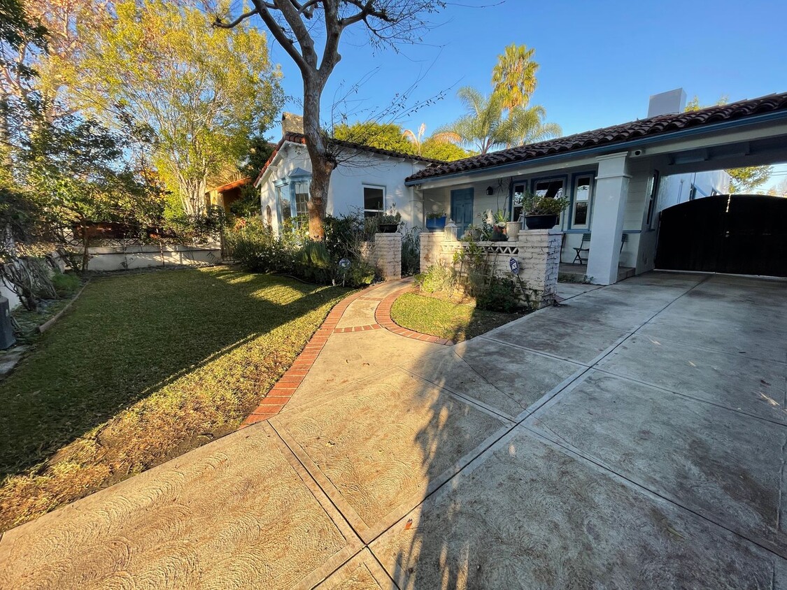 Primary Photo - Spacious Three Bedroom Hollywood Golden Er...