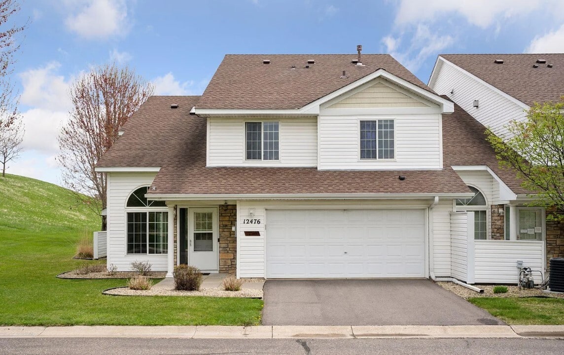 Quiet end unit - 12476 43rd St NE