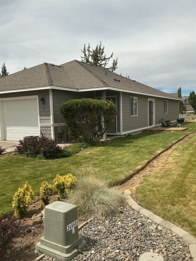 Foto del edificio - 2 Bedroom, 2 Bathroom Duplex in NE Bend – Available NOW