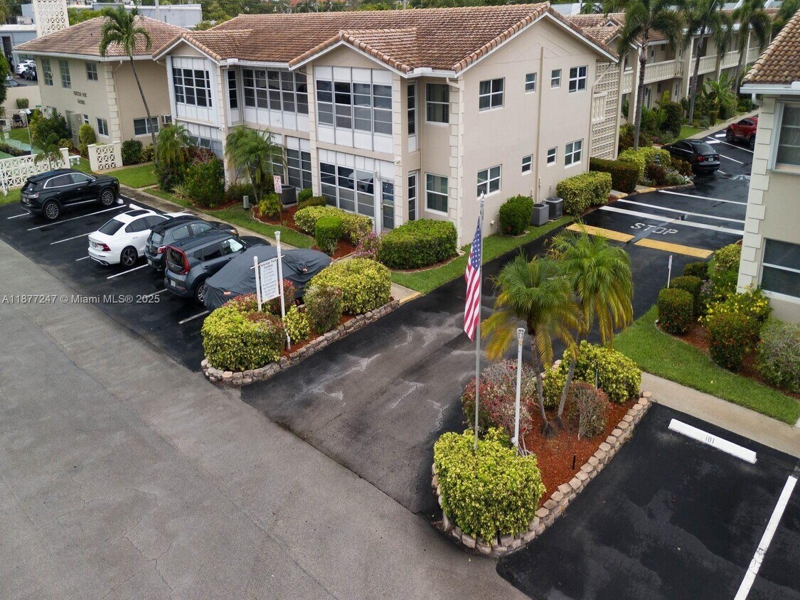 Primary Photo - 2121 NE 42nd Ct