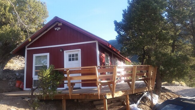 Foto del edificio - 611 Cedar Highlands Dr