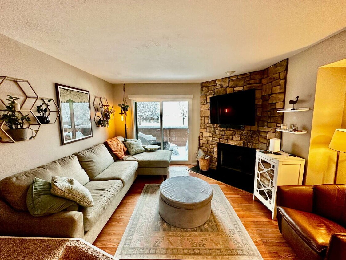 Primary Photo - Wonderful 3-Bed Townhome Near Waneka Lake!