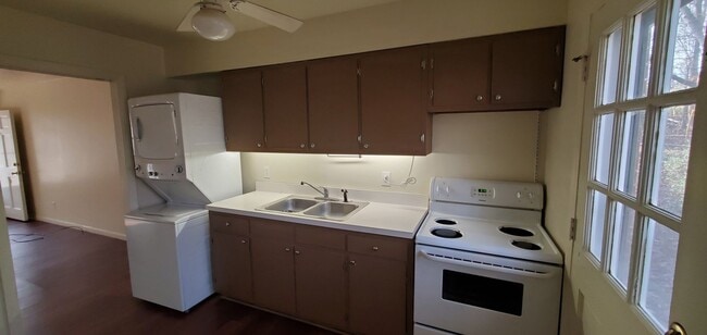 Building Photo - 319 Elm St