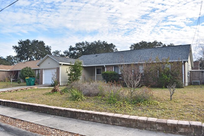 Building Photo - Four Bedroom Niceville Proper