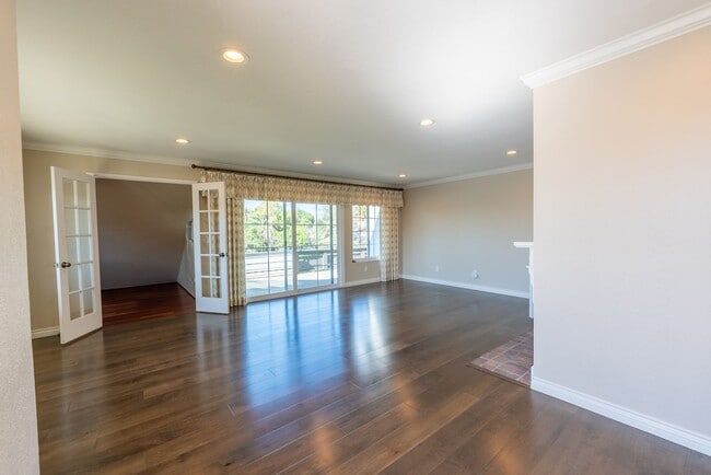 Building Photo - 2 Bedroom & 2 Bathroom