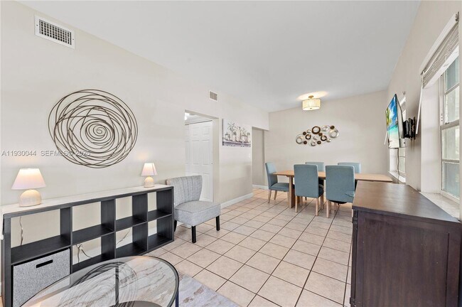 Building Photo - 1125 NE 5th Ave