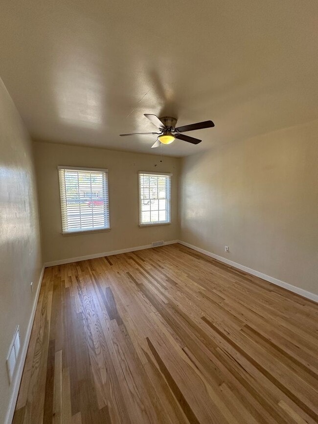 Building Photo - 2 BEDROOM, 1 BATHROOM APARTMENT