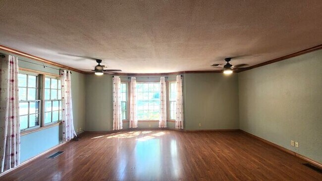 Building Photo - 3 Bed 1.5 Bath in the Coronado Heights 2nd...