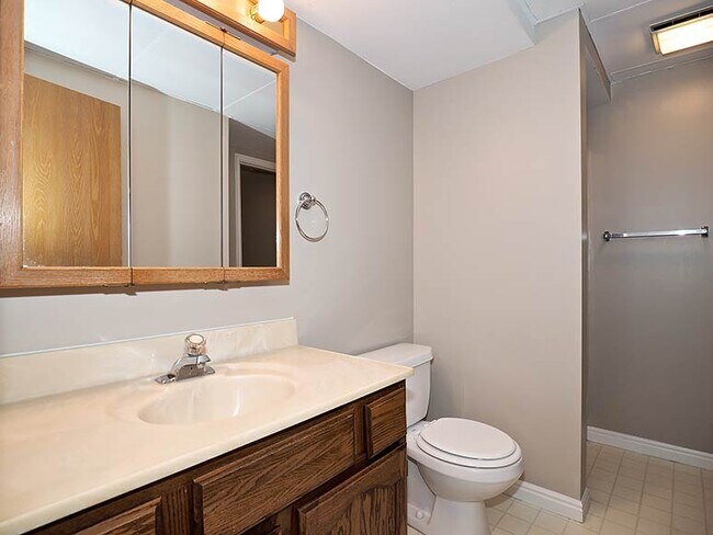 Building Photo - 985 Essex Ct Way