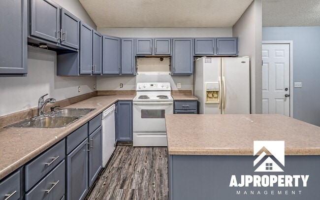 Building Photo - 4 Bedroom 2 bathroom near Memorial middle ...