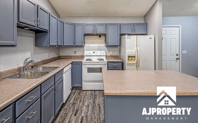 Foto del edificio - 4 Bedroom 2 bathroom near Memorial middle ...