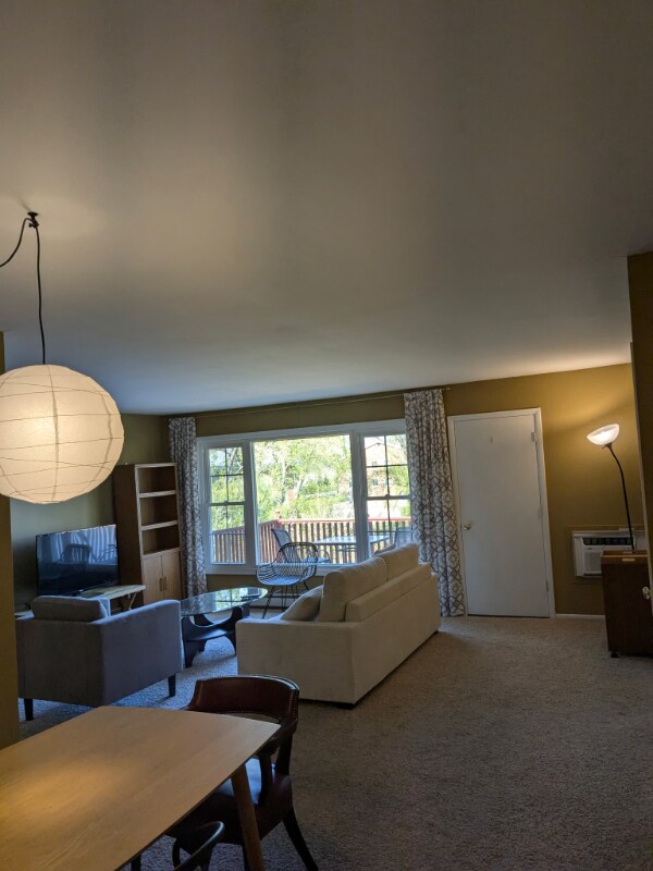 Foto del edificio - 608 Laurel Lake Rd