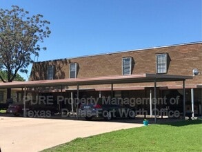 Building Photo - 1128 Highbush Dr