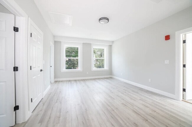 Foto del edificio - 566-572-572 Main St