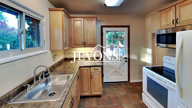Foto del edificio - Move in by 11/1/25 and receive a $1,100 re...