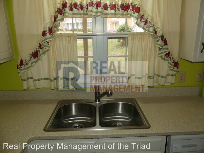 Foto del edificio - 3 br, 2 bath House - 4 Woodcreek Ct.