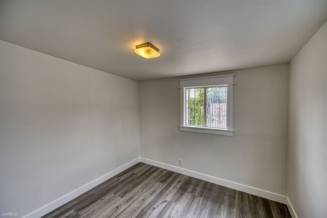 Building Photo - 2 br, 1 bath Triplex - 5325 2nd Avenue
