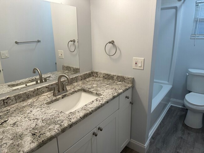 Foto del edificio - 3436 Iris St N