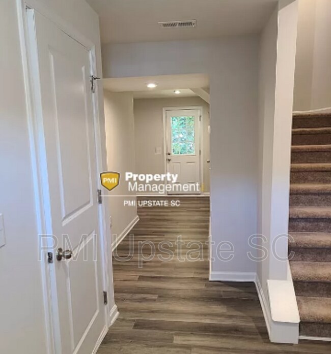 Building Photo - 205 Brooklane Ct