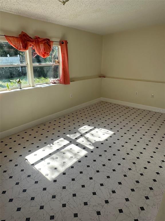 Foto del edificio - 6126 W Amelia St