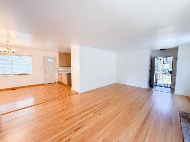 Building Photo - Charming 3BR/2BA Richmond Home with Spacio...