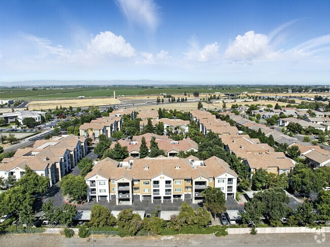 Building Photo - Sierra Oaks