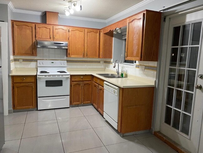 Building Photo - 6171-6192 192 St