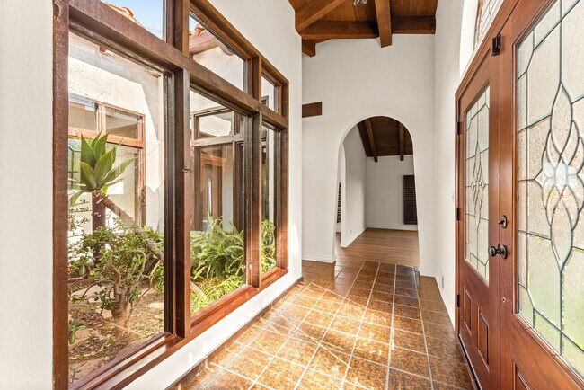 Foto del edificio - 3636 Malibu Country Dr