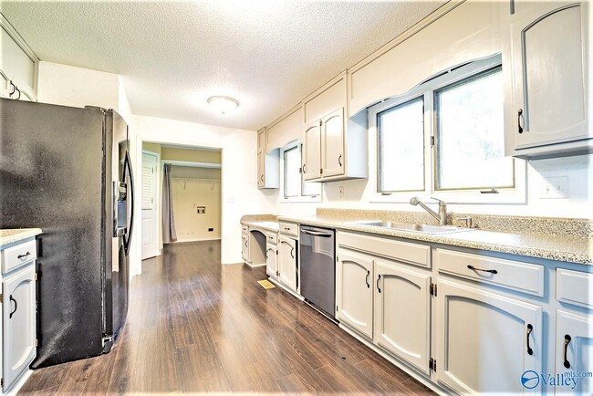Building Photo - 710 Crestview Dr